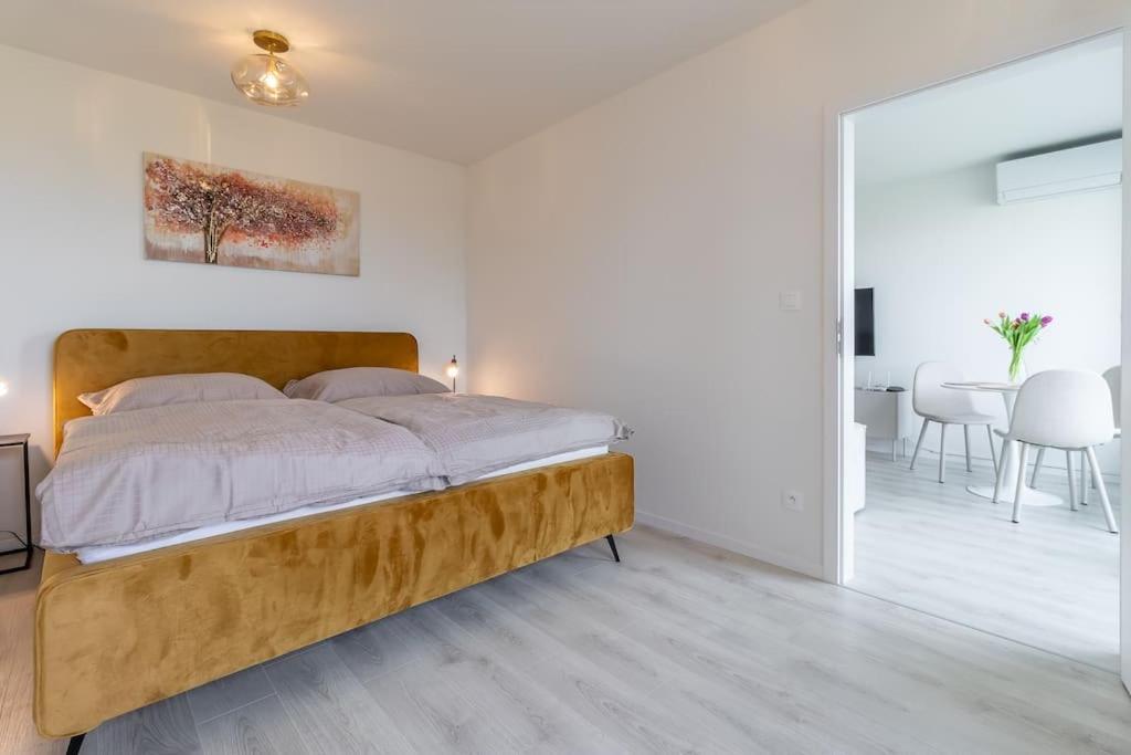 Cozy Apartment Near City Centrum And Bratislava Airport Exterior foto